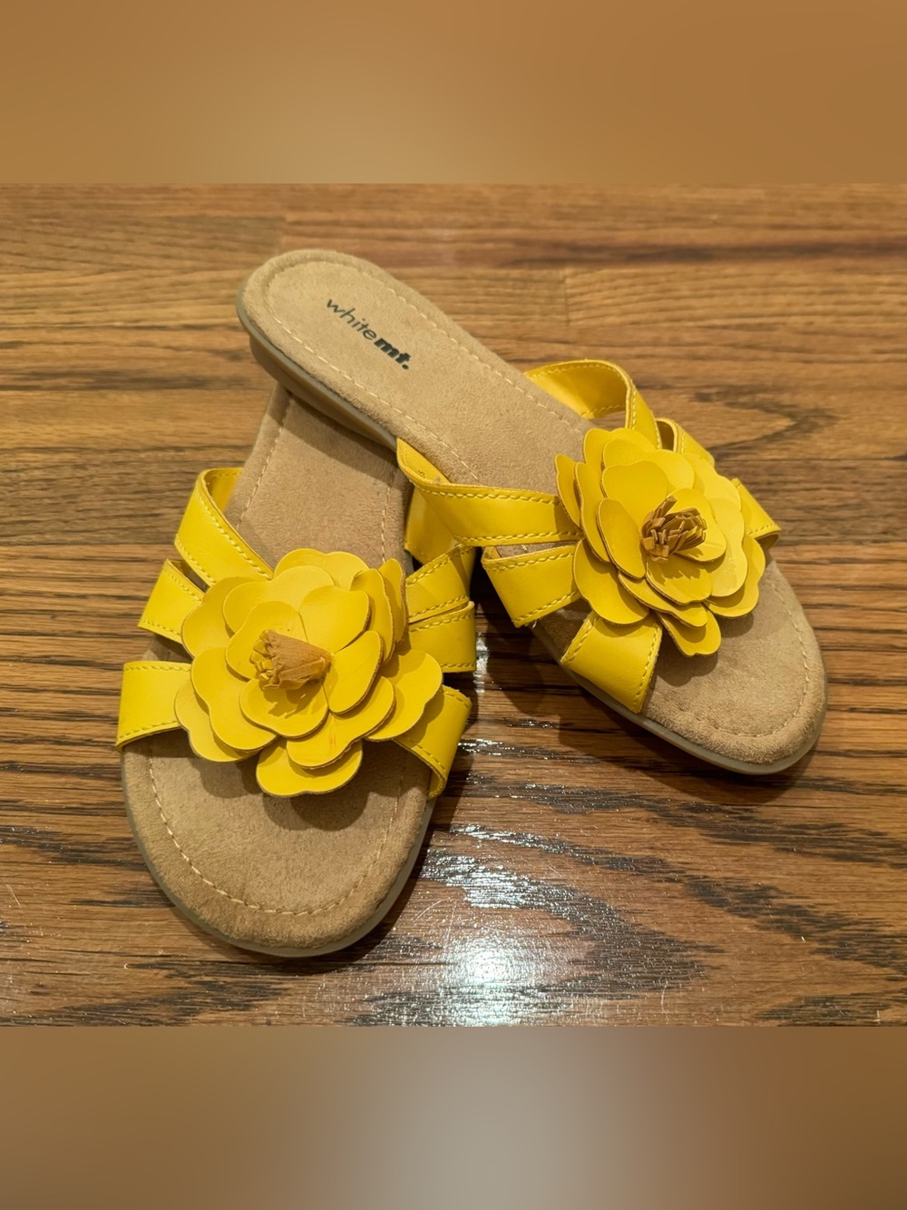 Women’s White Mountain Yellow Flower Flat Slide On Sandals - Size 6M